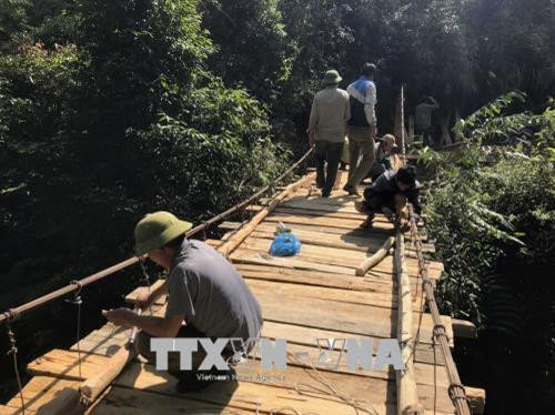 Người có uy tín xã Mường Và, huyện Sốp Cộp vận động, giúp đỡ nhân dân tu sửa cầu treo. Ảnh: Hữu Quyết – TTXVN Người có uy tín xã Mường Và, huyện Sốp Cộp vận động, giúp đỡ nhân dân tu sửa cầu treo. Ảnh: Hữu Quyết – TTXVN
