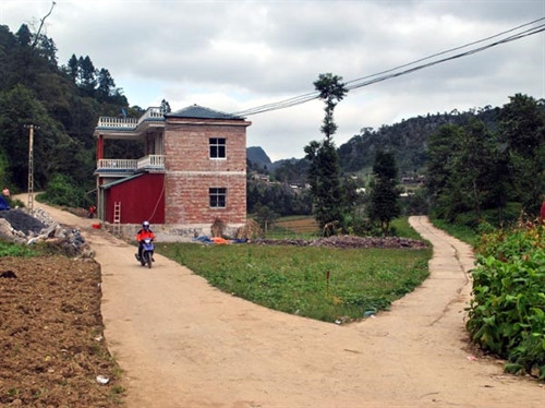 Đường vào thôn Lao Xa, xã Sủng Là (Đồng Văn) được nâng cấp với chủ trương Nhà nước và nhân dân cùng làm. Đường vào thôn Lao Xa, xã Sủng Là (Đồng Văn) được nâng cấp với chủ trương Nhà nước và nhân dân cùng làm.