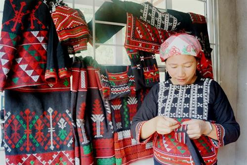 Chị Lý Thị Ngay thêu thổ cẩm truyền thống Chị Lý Thị Ngay thêu thổ cẩm truyền thống