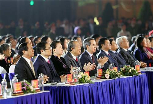 Chủ tịch Quốc hội Nguyễn Thị Kim Ngân và các đại biểu dự Chương trình "Ánh sáng niềm tin" Kỷ niệm 90 năm Ngày thành lập Đảng Cộng sản Việt Nam. Ảnh: Trọng Đức - TTXVN Chủ tịch Quốc hội Nguyễn Thị Kim Ngân và các đại biểu dự Chương trình "Ánh sáng niềm tin" Kỷ niệm 90 năm Ngày thành lập Đảng Cộng sản Việt Nam. Ảnh: Trọng Đức - TTXVN