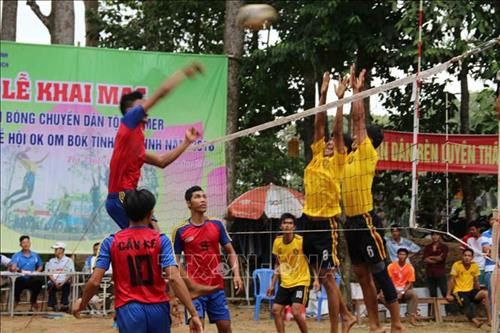 Giải bóng chuyền thanh niên dân tộc Khmer tại Lễ hội. Ảnh: Phúc Sơn – TTXVN Giải bóng chuyền thanh niên dân tộc Khmer tại Lễ hội. Ảnh: Phúc Sơn – TTXVN
