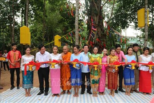 Các đại biểu cắt băng khánh thành Làng văn hóa Khmer. Ảnh: Phúc Sơn - TTXVN Các đại biểu cắt băng khánh thành Làng văn hóa Khmer. Ảnh: Phúc Sơn - TTXVN