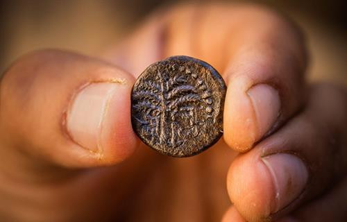 Đồng tiền cổ có niên đại 1.900 năm được phát hiện tại Jerusalem. Nguồn: City of David Archive Đồng tiền cổ có niên đại 1.900 năm được phát hiện tại Jerusalem. Nguồn: City of David Archive