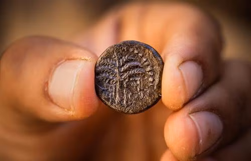 Đồng tiền cổ có niên đại 1.900 năm được phát hiện tại Jerusalem. Nguồn: City of David Archive Đồng tiền cổ có niên đại 1.900 năm được phát hiện tại Jerusalem. Nguồn: City of David Archive