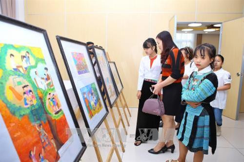 Tại Hà Nội, Bộ Lao động Thương binh và Xã hội phối hợp với Hội Nhà báo Việt Nam và Tạp chí Gia đình và Trẻ em tổ chức Lễ Tổng kết và Trao giải Cuộc thi “Viết và vẽ về điển hình Bảo vệ và Chăm sóc trẻ em có hoàn cảnh đặc biệt” năm 2017. Ảnh: Minh Quyết - TTXVN Tại Hà Nội, Bộ Lao động Thương binh và Xã hội phối hợp với Hội Nhà báo Việt Nam và Tạp chí Gia đình và Trẻ em tổ chức Lễ Tổng kết và Trao giải Cuộc thi “Viết và vẽ về điển hình Bảo vệ và Chăm sóc trẻ em có hoàn cảnh đặc biệt” năm 2017. Ảnh: Minh Quyết - TTXVN