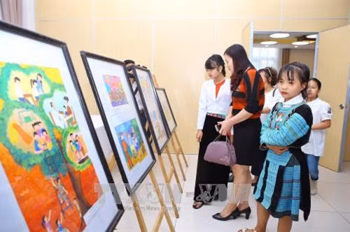 Tại Hà Nội, Bộ Lao động Thương binh và Xã hội phối hợp với Hội Nhà báo Việt Nam và Tạp chí Gia đình và Trẻ em tổ chức Lễ Tổng kết và Trao giải Cuộc thi “Viết và vẽ về điển hình Bảo vệ và Chăm sóc trẻ em có hoàn cảnh đặc biệt” năm 2017. Ảnh: Minh Quyết - TTXVN