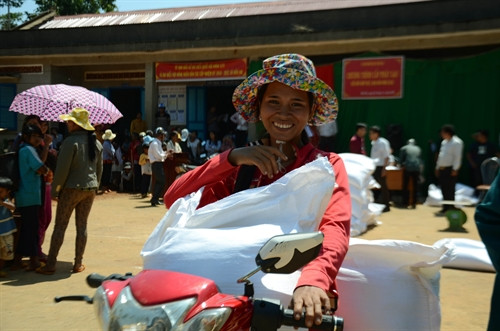 Niềm vui nhận gạo cứu trợ của đồng bào các dân tộc tỉnh Đắk Nông Niềm vui nhận gạo cứu trợ của đồng bào các dân tộc tỉnh Đắk Nông