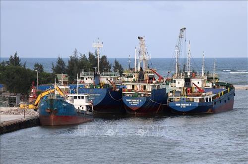 Tàu vận tải vào nhận hàng tại Cảng Cửa Việt, tỉnh Quảng Trị. Ảnh: Nguyên Lý-TTXVN