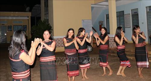 Điệu xoang được chỉnh sửa từng động tác cho hòa hợp với nhịp chiêng. Ảnh: Hồng Điệp - TTXVN. Điệu xoang được chỉnh sửa từng động tác cho hòa hợp với nhịp chiêng. Ảnh: Hồng Điệp - TTXVN.