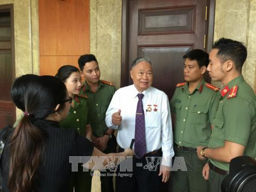 Thiếu tá Lê Viết Bình, nguyên trinh sát vũ trang nội đô An ninh Khu Sài Gòn – Gia Định (An ninh T4) chia sẻ với thế hệ trẻ ký ức về một thời "hoa lửa". Ảnh: Thành Chung-TTXVN Thiếu tá Lê Viết Bình, nguyên trinh sát vũ trang nội đô An ninh Khu Sài Gòn – Gia Định (An ninh T4) chia sẻ với thế hệ trẻ ký ức về một thời "hoa lửa". Ảnh: Thành Chung-TTXVN