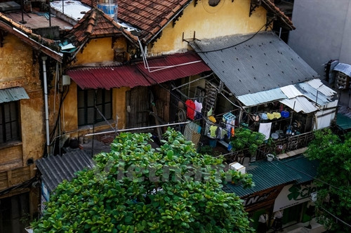 Theo một người dân sống tại đây cho biết, dù có tuổi đời xấp xỉ như căn nhà tại số 47 Trần Quốc Toản nhưng căn nhà lại khá vững chãi vì nền nhà được gia cố bằng gỗ lim rất chắc. (Ảnh: Minh Sơn/Vietnam+)