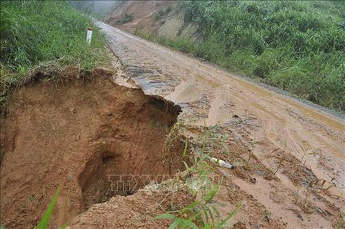 Một vị trí bị sạt lở ta luy âm hở hàm ếch trên Tỉnh lộ 674. Ảnh: Quang Thái- TTXVN Một vị trí bị sạt lở ta luy âm hở hàm ếch trên Tỉnh lộ 674. Ảnh: Quang Thái- TTXVN