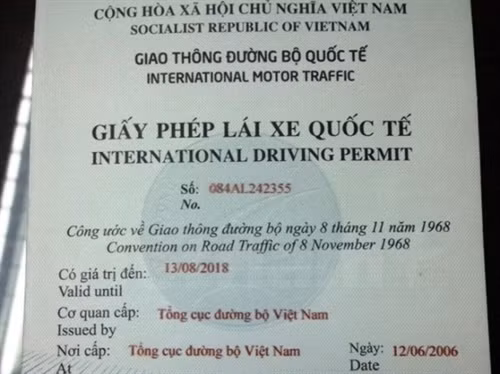 Lệ phí cấp giấy phép lái xe quốc tế sẽ ở mức thu là 135.000 đồng. (Ảnh: Việt Hùng/Vietnam+)
