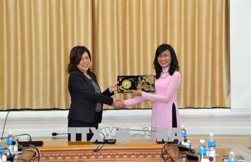 Bà Nguyễn Thị Thu, Phó Chủ tịch Ủy ban nhân dân Thành phố Hồ Chí Minh (phải) trao quà lưu niệm cho bà Akiko Yasufuku, chuyên viên cao cấp Cục Đối ngoại tỉnh Osaka (trái), lãnh đạo đoàn Đại biểu học sinh, sinh viên tỉnh Osaka. Ảnh: Xuân Khu-TTXVN