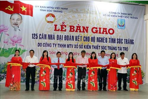 Cắt băng khánh thành bàn giao 125 nhà địa đoàn kết cho hộ có hoàn cảnh khó khăn. Ảnh: Trung Hiếu - TTXVN Cắt băng khánh thành bàn giao 125 nhà địa đoàn kết cho hộ có hoàn cảnh khó khăn. Ảnh: Trung Hiếu - TTXVN