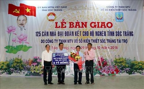 Giám đốc Công ty Xổ số Kiến thiết Sóc Trăng Lê Văn Khanh trao tài trợ 5 tỷ đồng cho Quỹ “Vì người nghèo” của Mặt trận Tổ quốc Việt Nam tỉnh Sóc Trăng. Ảnh: Trung Hiếu - TTXVN Giám đốc Công ty Xổ số Kiến thiết Sóc Trăng Lê Văn Khanh trao tài trợ 5 tỷ đồng cho Quỹ “Vì người nghèo” của Mặt trận Tổ quốc Việt Nam tỉnh Sóc Trăng. Ảnh: Trung Hiếu - TTXVN
