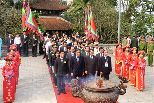 Quang cảnh tại buổi lễ dâng hương tri ân Quốc Mẫu Âu Cơ.