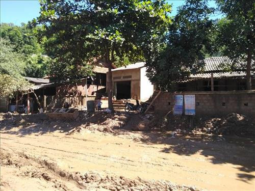 Con đường đầy bùn đất sau mưa lũ tại bản Đỏ, xã Phú Thanh. Ảnh: Nguyễn Nam – TTXVN Con đường đầy bùn đất sau mưa lũ tại bản Đỏ, xã Phú Thanh. Ảnh: Nguyễn Nam – TTXVN