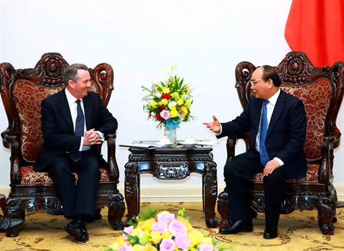 Thủ tướng Nguyễn Xuân Phúc tiếp Bộ trưởng Thương mại quốc tế Vương quốc Anh Liam Fox. Ảnh: Thống Nhất – TTXVN
