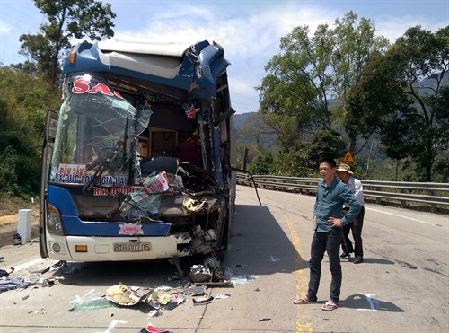 Tài xế xe khách Nguyễn Thành Đô và chiếc xe khách sau khi tai nạn xảy ra. Ảnh: Cao Nguyên- TTXVN Tài xế xe khách Nguyễn Thành Đô và chiếc xe khách sau khi tai nạn xảy ra. Ảnh: Cao Nguyên- TTXVN