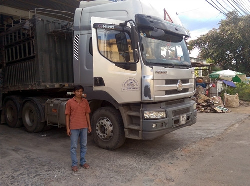 Anh Phan Ngọc Đắc- tài xế xe container đã dũng cảm cứu hơn 30 hành khách trên xe khách thoát chết trong gang tấc trên đèo Lo Xo. Ảnh: Cao Nguyên- TTXVN Anh Phan Ngọc Đắc- tài xế xe container đã dũng cảm cứu hơn 30 hành khách trên xe khách thoát chết trong gang tấc trên đèo Lo Xo. Ảnh: Cao Nguyên- TTXVN