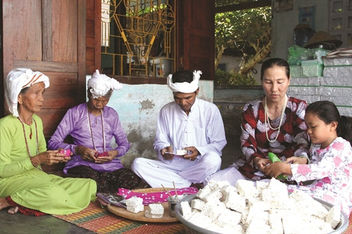 Bánh cốm là loại bánh dùng để đón năm mới của đồng bào Chăm ở thôn Phước Nhơn, xã Xuân Hải, huyện Ninh Hải (Ninh Thuận) Bánh cốm là loại bánh dùng để đón năm mới của đồng bào Chăm ở thôn Phước Nhơn, xã Xuân Hải, huyện Ninh Hải (Ninh Thuận)