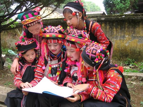 Trang phục của các thiếu nữ Hà Nhì Trang phục của các thiếu nữ Hà Nhì