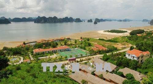 Một góc khu du lịch tại huyện Vân Đồn, tỉnh Quảng Ninh. Ảnh: TTXVN Một góc khu du lịch tại huyện Vân Đồn, tỉnh Quảng Ninh. Ảnh: TTXVN