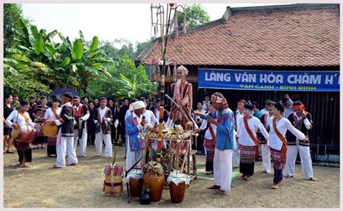 Chủ lễ đăng đàn làm lễ, dưới đài cúng là các già làng khác giúp việc. Sau khi khấn xong, già làng sẽ tung đồng xu xin keo lên, nếu đồng xu xin keo có hai mặt âm dương khác nhau là Yàng và các vị thần đã đồng ý. Ảnh: Thanh Hà Chủ lễ đăng đàn làm lễ, dưới đài cúng là các già làng khác giúp việc. Sau khi khấn xong, già làng sẽ tung đồng xu xin keo lên, nếu đồng xu xin keo có hai mặt âm dương khác nhau là Yàng và các vị thần đã đồng ý. Ảnh: Thanh Hà