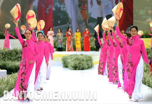 Một chương trình ca múa do các nghệ sỹ biểu diễn tại chương trình đồng diễn với áo dài