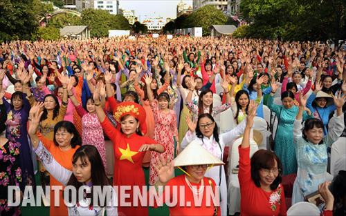 Đông đảo người dân cùng tham gia đồng diễn với trang phục áo dài truyền thống đa dạng màu sắc