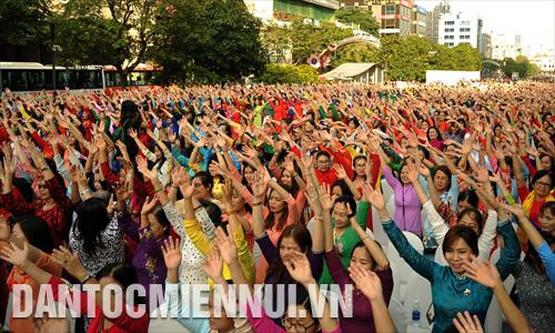 Đông đảo người dân cùng tham gia đồng diễn với trang phục áo dài truyền thống đa dạng màu sắc