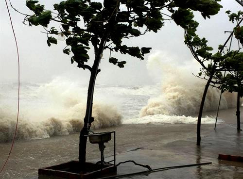 Nghệ An sơ tán 17.000 dân và cảnh báo mọi người không ra đường ảnh 1 Nghệ An sơ tán 17.000 dân và cảnh báo mọi người không ra đường ảnh 1