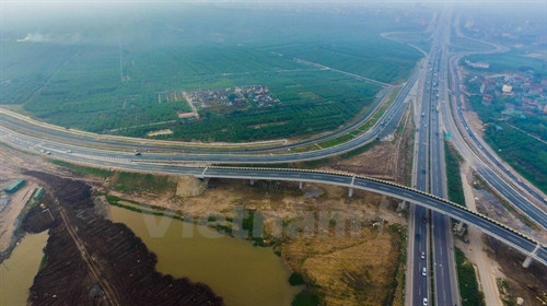 Có tổng cộng 39 vị trí giao cắt trực thông (đường ngang vượt đường cao tốc bằng cầu vượt hoặc đường ngang đi dưới đường cao tốc bằng hầm chui).