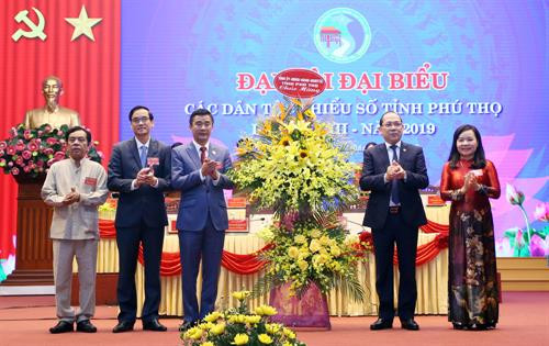 Đại hội đại biểu các dân tộc thiểu số tỉnh Phú Thọ lần thứ III - năm 2019 nhận lẵng hoa chúc mừng của Ủy ban Dân tộc. Ảnh: baophutho.vn
