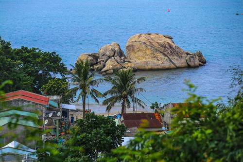 Đảo Cù Lao Chàm nhìn từ phía biển. Ảnh: Trọng Đạt - TTXVN Đánh bắt hải sản là nghề chính của người dân trên đảo Cù Lao Chàm. Ảnh: Trọng Đạt - TTXVN Một góc làng chài trên đảo Cù Lao Chàm. Ảnh: Trọng Đạt - TTXVN Một góc làng chài trên đảo Cù Lao Chàm. Ảnh: Trọng Đạt - TTXVN Trung tâm đảo Cù Lao Chàm. Cù lao Chàm bao gồm 8 đảo: Hòn Lao, Hòn Dài, Hòn Mồ, Hòn Khô mẹ, Hòn Khô con, Hòn Lá, Hòn Tai, Hòn Ông, với dân số khoảng 3.000 người. Ảnh: Trọng Đạt - TTXVN Một góc đảo Cù Lao Chàm. Ảnh: Trọng Đạt - TTXVN Vẻ đẹp bình yên trên đảo Cù Lao Chàm. Ảnh: Trọng Đạt - TTXVN Vẻ đẹp bình yên trên đảo Cù Lao Chàm. Ảnh: Trọng Đạt - TTXVN Chùa cổ Hải Tạng trên Cù Lao Chàm là công trình kiến trúc tôn giáo tín ngưỡng thờ Phật kết hợp thờ thánh thần, nhằm đáp ứng nhu cầu tín ngưỡng của ngư dân trên đảo Cù Lao Chàm nói riêng và cho thương thuyền các nước ghé vào hành lễ cung kính tín ngưỡng Phật giáo. Chùa được xây dựng vào năm Cảnh Hưng thứ 19 (1758). Ảnh: Trọng Đạt – TTXVN Vẻ đẹp bình yên trên đảo Cù Lao Chàm. Ảnh: Trọng Đạt - TTXVN Đảo Cù Lao Chàm nhìn từ phía biển. Ảnh: Trọng Đạt - TTXVN Đánh bắt hải sản là nghề chính của người dân trên đảo Cù Lao Chàm. Ảnh: Trọng Đạt - TTXVN Một góc làng chài trên đảo Cù Lao Chàm. Ảnh: Trọng Đạt - TTXVN Một góc làng chài trên đảo Cù Lao Chàm. Ảnh: Trọng Đạt - TTXVN Trung tâm đảo Cù Lao Chàm. Cù lao Chàm bao gồm 8 đảo: Hòn Lao, Hòn Dài, Hòn Mồ, Hòn Khô mẹ, Hòn Khô con, Hòn Lá, Hòn Tai, Hòn Ông, với dân số khoảng 3.000 người. Ảnh: Trọng Đạt - TTXVN Một góc đảo Cù Lao Chàm. Ảnh: Trọng Đạt - TTXVN Vẻ đẹp bình yên trên đảo Cù Lao Chàm. Ảnh: Trọng Đạt - TTXVN Vẻ đẹp bình yên trên đảo Cù Lao Chàm. Ảnh: Trọng Đạt - TTXVN Chùa cổ Hải Tạng trên Cù Lao Chàm là công trình kiến trúc tôn giáo tín ngưỡng thờ Phật kết hợp thờ thánh thần, nhằm đáp ứng nhu cầu tín ngưỡng của ngư dân trên đảo Cù Lao Chàm nói riêng và cho thương thuyền các nước ghé vào hành lễ cung kính tín ngưỡng Phật giáo. Chùa được xây dựng vào năm Cảnh Hưng thứ 19 (1758). Ảnh: Trọng Đạt – TTXVN Vẻ đẹp bình yên trên đảo Cù Lao Chàm. Ảnh: Trọng Đạt - TTXVN