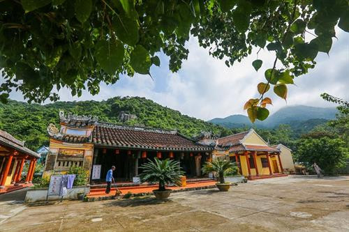 Đảo Cù Lao Chàm nhìn từ phía biển. Ảnh: Trọng Đạt - TTXVN Đánh bắt hải sản là nghề chính của người dân trên đảo Cù Lao Chàm. Ảnh: Trọng Đạt - TTXVN Một góc làng chài trên đảo Cù Lao Chàm. Ảnh: Trọng Đạt - TTXVN Một góc làng chài trên đảo Cù Lao Chàm. Ảnh: Trọng Đạt - TTXVN Trung tâm đảo Cù Lao Chàm. Cù lao Chàm bao gồm 8 đảo: Hòn Lao, Hòn Dài, Hòn Mồ, Hòn Khô mẹ, Hòn Khô con, Hòn Lá, Hòn Tai, Hòn Ông, với dân số khoảng 3.000 người. Ảnh: Trọng Đạt - TTXVN Một góc đảo Cù Lao Chàm. Ảnh: Trọng Đạt - TTXVN Vẻ đẹp bình yên trên đảo Cù Lao Chàm. Ảnh: Trọng Đạt - TTXVN Vẻ đẹp bình yên trên đảo Cù Lao Chàm. Ảnh: Trọng Đạt - TTXVN Chùa cổ Hải Tạng trên Cù Lao Chàm là công trình kiến trúc tôn giáo tín ngưỡng thờ Phật kết hợp thờ thánh thần, nhằm đáp ứng nhu cầu tín ngưỡng của ngư dân trên đảo Cù Lao Chàm nói riêng và cho thương thuyền các nước ghé vào hành lễ cung kính tín ngưỡng Phật giáo. Chùa được xây dựng vào năm Cảnh Hưng thứ 19 (1758). Ảnh: Trọng Đạt – TTXVN Vẻ đẹp bình yên trên đảo Cù Lao Chàm. Ảnh: Trọng Đạt - TTXVN Đảo Cù Lao Chàm nhìn từ phía biển. Ảnh: Trọng Đạt - TTXVN Đánh bắt hải sản là nghề chính của người dân trên đảo Cù Lao Chàm. Ảnh: Trọng Đạt - TTXVN Một góc làng chài trên đảo Cù Lao Chàm. Ảnh: Trọng Đạt - TTXVN Một góc làng chài trên đảo Cù Lao Chàm. Ảnh: Trọng Đạt - TTXVN Trung tâm đảo Cù Lao Chàm. Cù lao Chàm bao gồm 8 đảo: Hòn Lao, Hòn Dài, Hòn Mồ, Hòn Khô mẹ, Hòn Khô con, Hòn Lá, Hòn Tai, Hòn Ông, với dân số khoảng 3.000 người. Ảnh: Trọng Đạt - TTXVN Một góc đảo Cù Lao Chàm. Ảnh: Trọng Đạt - TTXVN Vẻ đẹp bình yên trên đảo Cù Lao Chàm. Ảnh: Trọng Đạt - TTXVN Vẻ đẹp bình yên trên đảo Cù Lao Chàm. Ảnh: Trọng Đạt - TTXVN Chùa cổ Hải Tạng trên Cù Lao Chàm là công trình kiến trúc tôn giáo tín ngưỡng thờ Phật kết hợp thờ thánh thần, nhằm đáp ứng nhu cầu tín ngưỡng của ngư dân trên đảo Cù Lao Chàm nói riêng và cho thương thuyền các nước ghé vào hành lễ cung kính tín ngưỡng Phật giáo. Chùa được xây dựng vào năm Cảnh Hưng thứ 19 (1758). Ảnh: Trọng Đạt – TTXVN Vẻ đẹp bình yên trên đảo Cù Lao Chàm. Ảnh: Trọng Đạt - TTXVN
