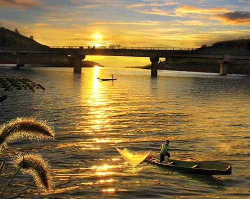 Bình minh trên hồ Đăk Tih (thị xã Gia Nghĩa, tỉnh Đắk Nông). Ảnh:Ngọc Tâm- TTXVN