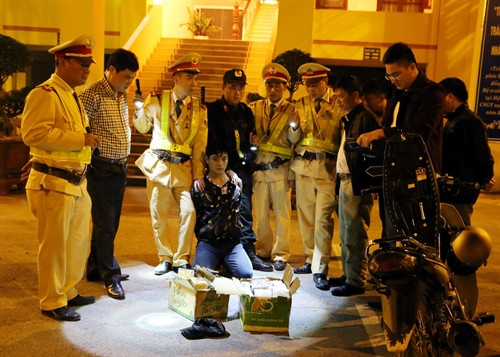 Đối tượng Lương Văn Thiệu và tang vật bị thu giữ. Ảnh: Thái Thuần - TTXVN Đối tượng Lương Văn Thiệu và tang vật bị thu giữ. Ảnh: Thái Thuần - TTXVN