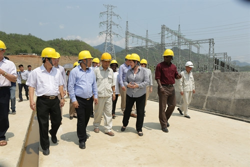 Trong khuôn khổ chuyến thăm Việt Nam, Tổng Giám đốc điều hành Ngân hàng Thế giới (WB) bà Kristalina I. Georgieva đã thăm và làm việc với Công ty thủy điện Trung Sơn (Tập đoàn Điện lực Việt Nam) - dự án thủy điện đầu tiên của Việt Nam được WB tài trợ tín dụng. Trong ảnh: Bà Kristalina I. Georgieva thăm đập tràn thủy điện Trung Sơn. Ảnh: Ngọc Hà - TTXVN.