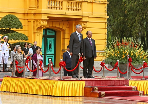 Quang cảnh lễ đón Thủ tướng Singapore và Phu nhân. Ảnh: Thống Nhất – TTXVN