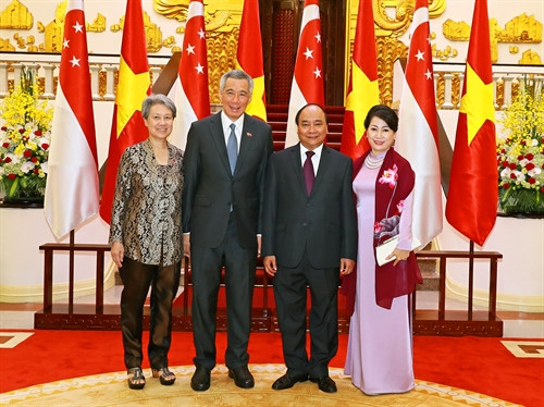 Thủ tướng Nguyễn Xuân Phúc cùng Phu nhân chụp ảnh chung với Thủ tướng Singapore Lý Hiển Long và Phu nhân tại lễ đón. Ảnh: Thống Nhất – TTXVN