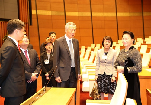 Nhân chuyến thăm chính thức Việt Nam, chiều 23/3/2017, Thủ tướng Singapore Lý Hiển Long và các thành viên trong đoàn tham quan Nhà Quốc hội. Trong ảnh: Chủ tịch Quốc hội Nguyễn Thị Kim Ngân hướng dẫn Thủ tướng Lý Hiển Long đi tham quan Hội trường Diên Hồng trong Nhà Quốc hội. Ảnh: Trọng Đức - TTXVN