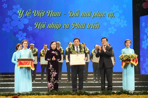 Chủ tịch nước Trương Tấn Sang và Bộ trưởng Bộ Y tế Nguyễn Thị Kim Tiến trao tặng Bằng khen của Bộ trưởng Bộ Y tế cho Bệnh viện đa khoa tỉnh Phú Thọ đã có thành tích trong việc nâng cao chất lượng khám, chữa bệnh, đổi mới phong cách phục vụ và giảm tải bệnh viện. Chủ tịch nước Trương Tấn Sang và Bộ trưởng Bộ Y tế Nguyễn Thị Kim Tiến trao tặng Bằng khen của Bộ trưởng Bộ Y tế cho Bệnh viện đa khoa tỉnh Phú Thọ đã có thành tích trong việc nâng cao chất lượng khám, chữa bệnh, đổi mới phong cách phục vụ và giảm tải bệnh viện.