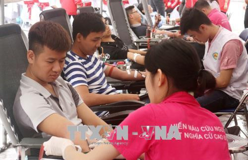 Đông đảo nhân dân tham gia hiến máu tình nguyện tại chương trình “Chung sức vì nhân đạo”, phát động “Tháng nhân đạo” năm 2018, kỷ niệm Ngày chữ Thập đỏ -Trăng lưỡi liềm đỏ Quốc tế (8/5). Ảnh: Trương Lâm-TTXVN phát Đông đảo nhân dân tham gia hiến máu tình nguyện tại chương trình “Chung sức vì nhân đạo”, phát động “Tháng nhân đạo” năm 2018, kỷ niệm Ngày chữ Thập đỏ -Trăng lưỡi liềm đỏ Quốc tế (8/5). Ảnh: Trương Lâm-TTXVN phát