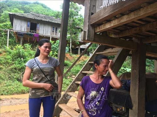 Người dân Sa Ná đau buồn sau cơn lũ dữ. Ảnh: Trịnh Duy Hưng - TTXVN Người dân Sa Ná đau buồn sau cơn lũ dữ. Ảnh: Trịnh Duy Hưng - TTXVN