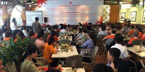 Đông đảo người dân Thành phố Hồ Chí Minh tham gia sự kiện "Bữa sáng Ruy băng trắng” và ra quân “Hành trình xe buýt màu cam an toàn”. Ảnh: Thanh Vũ-TTXVN Đông đảo người dân Thành phố Hồ Chí Minh tham gia sự kiện "Bữa sáng Ruy băng trắng” và ra quân “Hành trình xe buýt màu cam an toàn”. Ảnh: Thanh Vũ-TTXVN