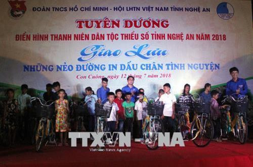 Đoàn khối các cơ quan tỉnh Nghệ An trao tặng 15 chiếc xe đạp cho các em học sinh có hoàn cảnh khó khăn. Ảnh: Tá Chuyên – TTXVN Đoàn khối các cơ quan tỉnh Nghệ An trao tặng 15 chiếc xe đạp cho các em học sinh có hoàn cảnh khó khăn. Ảnh: Tá Chuyên – TTXVN