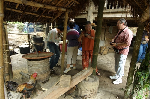 Du khách nước ngoài đến bản Giang Mỗ tìm hiểu đời sống, sinh hoạt của người Mường Du khách nước ngoài đến bản Giang Mỗ tìm hiểu đời sống, sinh hoạt của người Mường