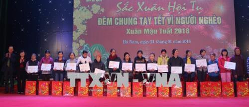 Trao quà cho các hộ nghèo. Ảnh: Nguyễn Thị Chinh-TTXVN Trao quà cho các hộ nghèo. Ảnh: Nguyễn Thị Chinh-TTXVN